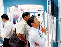 Người mua bất động sản hiện rất quan tâm đến giá ghi trên hợp đồng.