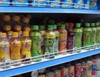 Nước đống chai chiết xuất từ lá trà xanh rất có lợi cho sức khỏe, thậm chí nếu dùng đều độ còn chống được một số bệnh. (Ảnh: VnMedia)