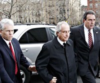 Bernard Madoff đến tòa án vào đầu năm nay. Ảnh: technologos.wordpress