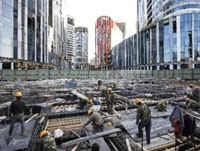 Ngành xây dựng Trung Quốc được lợi lớn từ kích cầu. Ảnh: Bloomberg