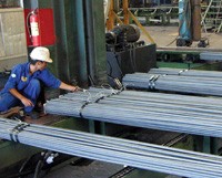 Lượng hàng nhập khẩu tăng, giá cạnh tranh, trong khi cầu giảm đang tạo sức ép lên các DN thép Việt Nam.