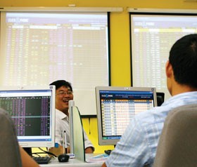 Phí hấp dẫn cùng với các dịch vụ đi kèm dường như đang là chiếc cần câu để nhử "cá lớn".