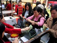 Giá vàng và USD liên tục phi mã.