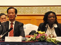 Bộ trưởng Võ Hồng Phúc cùng đồng chủ tọa Hội nghị CG, bà Victoria Kwakwa, Giám đốc WB tại Việt Nam tại buổi họp báo chiều 4/12.