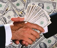 Việc mua bán đôla Mỹ ngoài thị trường chợ đen là vi phạm quy định của pháp luật.