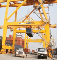 Các DN Việt Nam vẫn gặp nhiều khó khăn trong hoạt động thương mại quốc tế. 