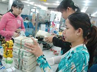 Khách hàng giao dịch ngoại tệ tại Eximbank.