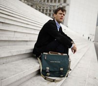 Một cựu nhân viên cũ của Lehman Brothers, bên chiếc cặp in hình logo của ngân hàng đầu tư một thời danh tiếng này - Ảnh: Reuters.