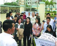 Một hội nghị khách hàng đã diễn ra ngay trước khu văn phòng Dự án Làng Việt kiều. Ảnh: H.T