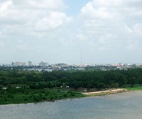 Vườn tược, đất ruộng hai bên chân cầu Cần Thơ bỗng trở thành đất vàng sau khi cầu thông xe hôm 24/4