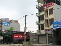 Giao dịch đã chững lại, song giá đất vẫn không ngừng bị thổi lên 