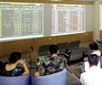 Ngoài các yếu tố cơ bản thì giá cổ phiếu còn phụ thuộc khá nhiều vào động thái giao dịch của cổ đông lớn - Ảnh: Hoài Nam