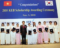 Ngân hàng KEB trao học bổng cho các sinh viên năm 2010 - Ảnh: Huy Hùng (TTXVN)
