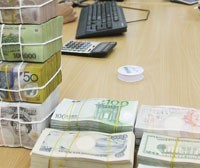 Nghịch lý tiền tệ ở Việt Nam hiện đang gây khó khăn cho hầu hết DN - Ảnh: Hoài Nam
