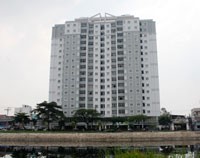 Chung cư Orient Apartment tọa lạc tại số 331 Bến Vân Đồn đang dấy lên tranh cãi sân thượng là sở hữu riêng của chủ đầu tư hay sở hữu chung của cư dân