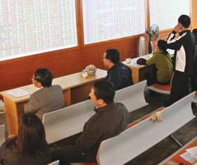 Ai sẽ là người chịu trách nhiệm đến cùng đối với những thiệt hại của cổ đông DVD do đợt chào bán chứng khoán khoán bị đình chỉ? - Ảnh minh họa: Hoài Nam