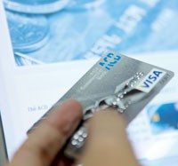 Các ngân hàng triển khai hàng loạt chương trình để phát triển thẻ và khuyến khích chi tiêu bằng thẻ - Ảnh: Hoài Nam
