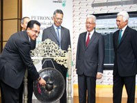 Chủ tịch Wan Zulkiflee Wan Ariffin (bên trái) gõ chiêng khai mạc
