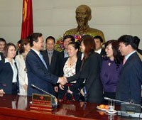 Thủ tướng Nguyễn Tấn Dũng và các doanh nhân trẻ - Ảnh Chinhphu.vn