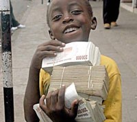 Cậu bé đang ôm tiền đi mua kem vào thời điểm siêu lạm phát ở Zimbabwe. Ảnh: internet