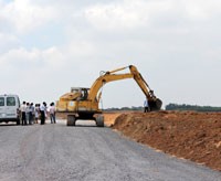 Khách hàng đi xem một dự án đất nền tại Đồng Nai đang được san lấp mặt bằng, đường nội bộ vừa mới được rải đá