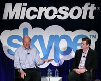 CEO Microsoft Steve Ballmer (trai) va CEO Skype Tony Bates
