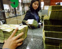 Lượng tiền gửi của chính một số ngân hàng qua các công ty con là một dòng chảy đáng chú ý trong thời gian qua - Ảnh: Getty