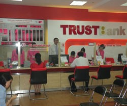 TrustBank miễn phí rút tiền mặt tại ATM