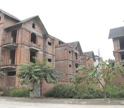 Hà Nội hiện còn hơn 1.700 căn biệt thự và nhà liền kề bị bỏ hoang như thế này - Ảnh minh họa: Vnexpress