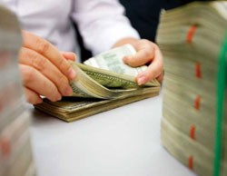 Theo bình luận của một chuyên gia ngân hàng, ngân hàng mua TPCP là để giảm lỗ, khi mà tiền huy động không cho vay ra được
