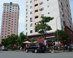 Tại KĐT Trung Hoà - Nhân Chính do thiếu chỗ để xe, nhiều ôtô đỗ dưới lòng đường
