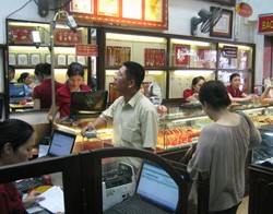 Tuy giá vàng đang thiết lập đỉnh mới và dần chạm mốc 40 triệu đồng, song lượng người mua bán tại nhiều cửa hàng ở Hà Nội vẫn khá thưa thớt