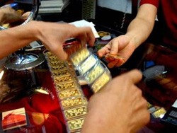Giá vàng trong nước vượt 40 triệu đồng/lượng
