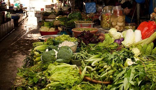 Khi giá cả tăng cao, người ta mới giật mình rà soát lại mới thấy những thiếu hụt và lỗ hổng trong quản lý, phân phối và giá cả của nhóm hàng hóa lương thực thực phẩm (ảnh laodong)

