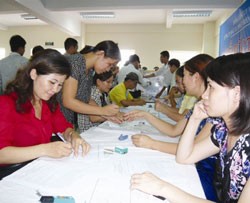 Nhiều khách hàng bốc thăm mua nhà thu nhập thấp tại khu đô thị Đặng Xá, Gia Lâm, Hà Nội nhưng không quay lại ký hợp đồng
