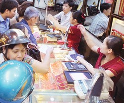 Những ngày gần đây, khoảng cách giữa giá vàng mua và bán vào khoảng 600.000 - 800.000 đồng/lượng
