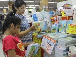 Mua sắm vở bình ổn giá tại Co.op Mart Nguyễn Đình Chiểu, Thành phố Hồ Chí Minh. Ảnh minh họa. (Nguồn: Thanh Vũ/TTXVN)