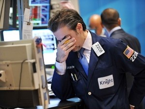 Các nhà đầu tư lo lắng trong phiên giao dịch tại Thị trường chứng khoán New York ngày 8/8. (Ảnh: AFP/TTXVN)