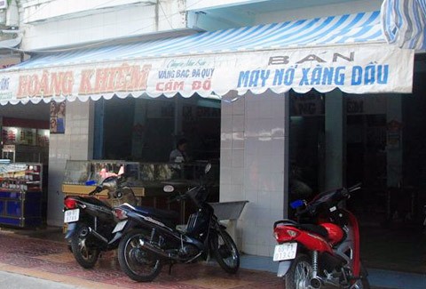 Tiệm vàng Hoàng Khiêm ở huyện Đầm Dơi kinh doanh bình thường nhưng năm 2010 có ngày bán đến 8.500 cây vàng. Ảnh: Thiên Phước.

