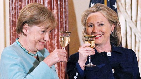 Nữ thủ tướng Đức Angela Merkel và Ngoại trưởng Mỹ Hillary Clinton trong bữa tiệc ở Bộ Ngoại giao Mỹ hồi tháng 6. Ảnh: AP.