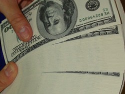 Nhiều nhà băng bán USD cao hơn giá niêm yết 