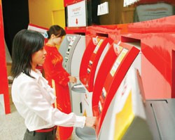 Phần lớn chủ của 36 triệu thẻ ATM đang sử dụng tập trung ở thành phố
