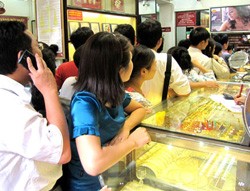 Người dân đổ xô đến tiệm vàng hôm qua, nhưng sáng nay lại tỏ ra thờ ơ