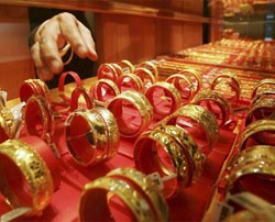Hai đợt xả hàng liên tiếp của giới đầu tư đã đưa giá vàng quốc tế xuống 3,5% trong tuần qua