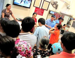 Cảnh người dân xếp hàng mua vàng sẽ có thể chấm dứt khi giá vàng đi xuống
