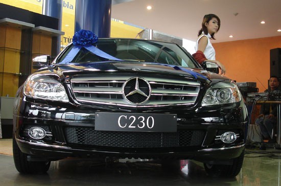 Hiện tại, hầu hết các địa phương trên cả nước đều đang áp dụng mức thu lệ phí trước bạ đối với ôtô chở người dưới 10 chỗ ngồi là 10%, riêng Tp.HCM thu ở mức 12% - Ảnh: Đức Thọ.