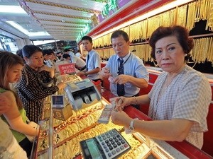 Xếp hàng mua vàng tại một cửa hàng kim hoàn ở thủ đô Bangkok (Thái Lan). (Nguồn: AFP/TTXVN)