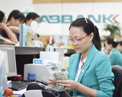 Hoạt động của đa số ngân hàng vẫn khá bình ổn sau khi lãi suất huy động về 14%/năm
