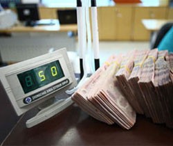 Lãi suất qua đêm giảm mạnh, hút ròng 6.000 tỷ đồng trên OMO