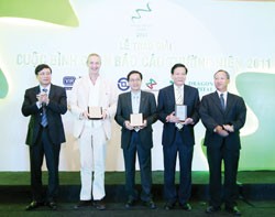 Thứ trưởng thường trực Bộ KH&ĐT Cao Viêt Sinh (bên phải) và Chủ tịch UBCK Vũ Bằng (bên trái) trao kỷ niệm chương cho nhà tổ chức và nhà tài trợ Cuộc bình chọn BCTN tốt nhất 2010

